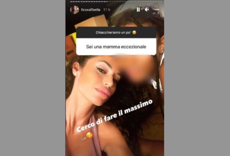 Raffaella Fico e la figlioletta sembrano sorelle