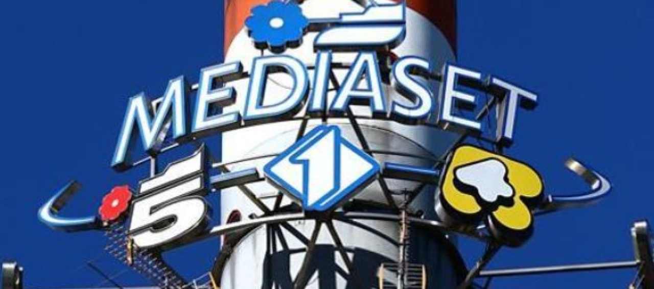 Un noto conduttore Mediaset esce allo scoperto