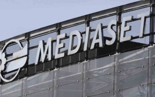 Mediaset, preoccupazione di un volto noto per la compagna