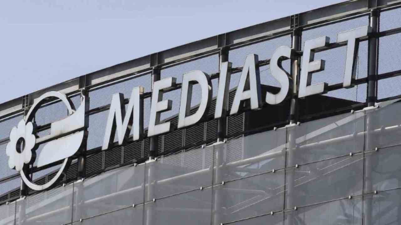 Mediaset, preoccupazione di un volto noto per la compagna