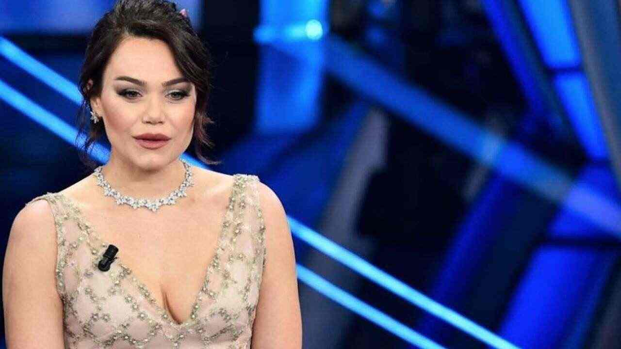 Romina Carrisi radiosa accanto al suo uomo