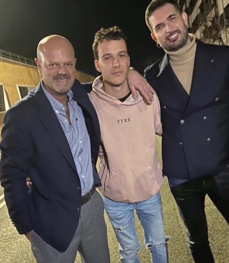 Edoardo con il fratello e il padre di Antonella - Youbee.it