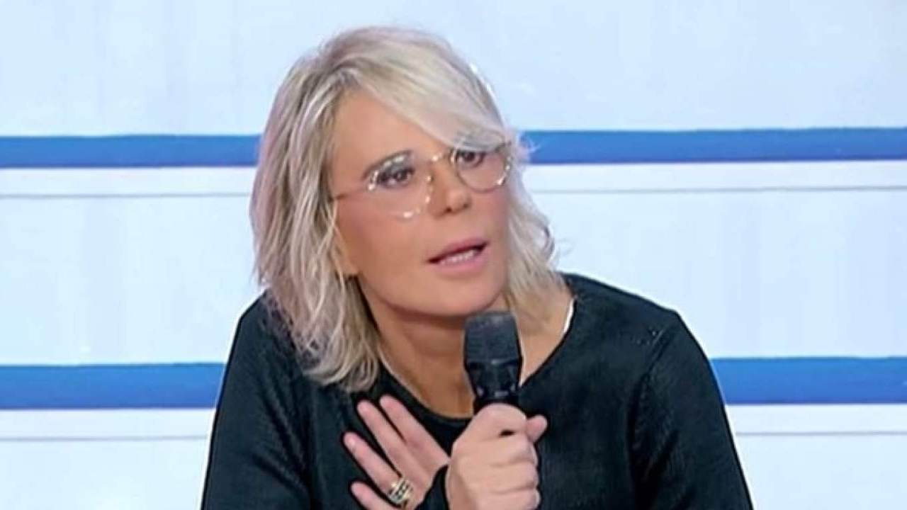 Maria De Filippi si accascia in studio a Uomini e Donne