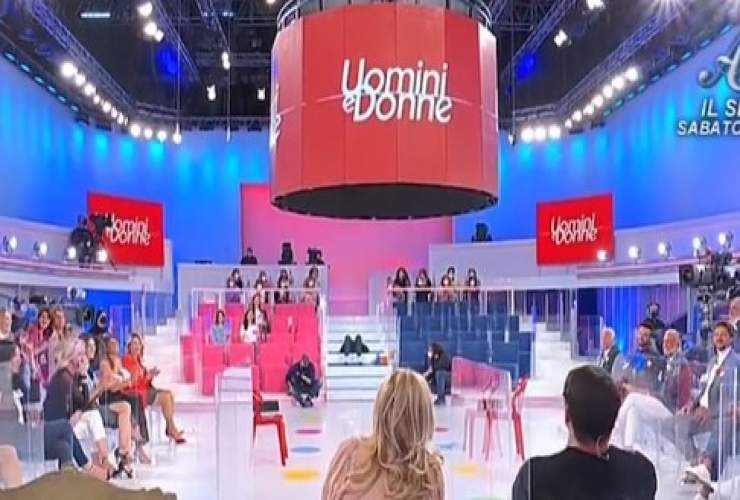 Maria De Filippi si accascia in studio a Uomini e Donne