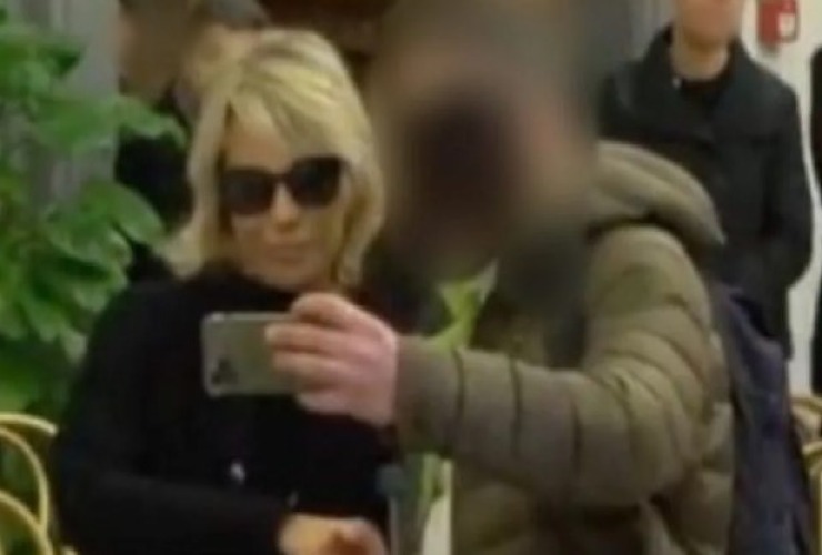 Nella bufera l'autore del selfie con Maria De Filippi al funerale