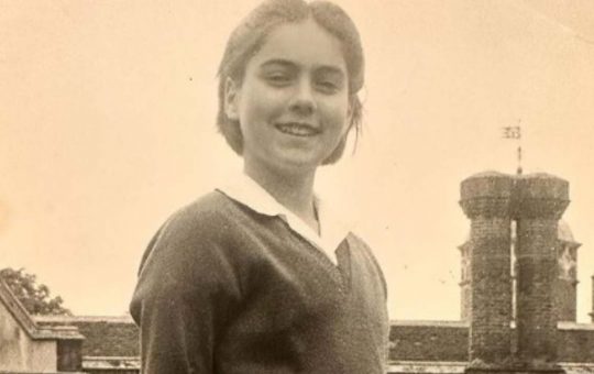 Chi è questa ragazza misteriosa ai tempi del collegio?