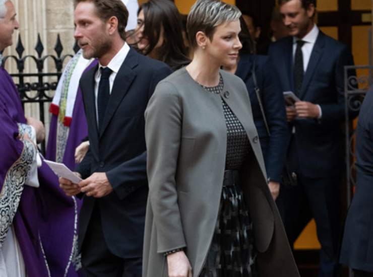 Il nuovo look di Charlene di Monaco la invecchia