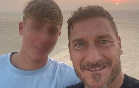 Cristian Totti incanta l'etere con il suo outfit