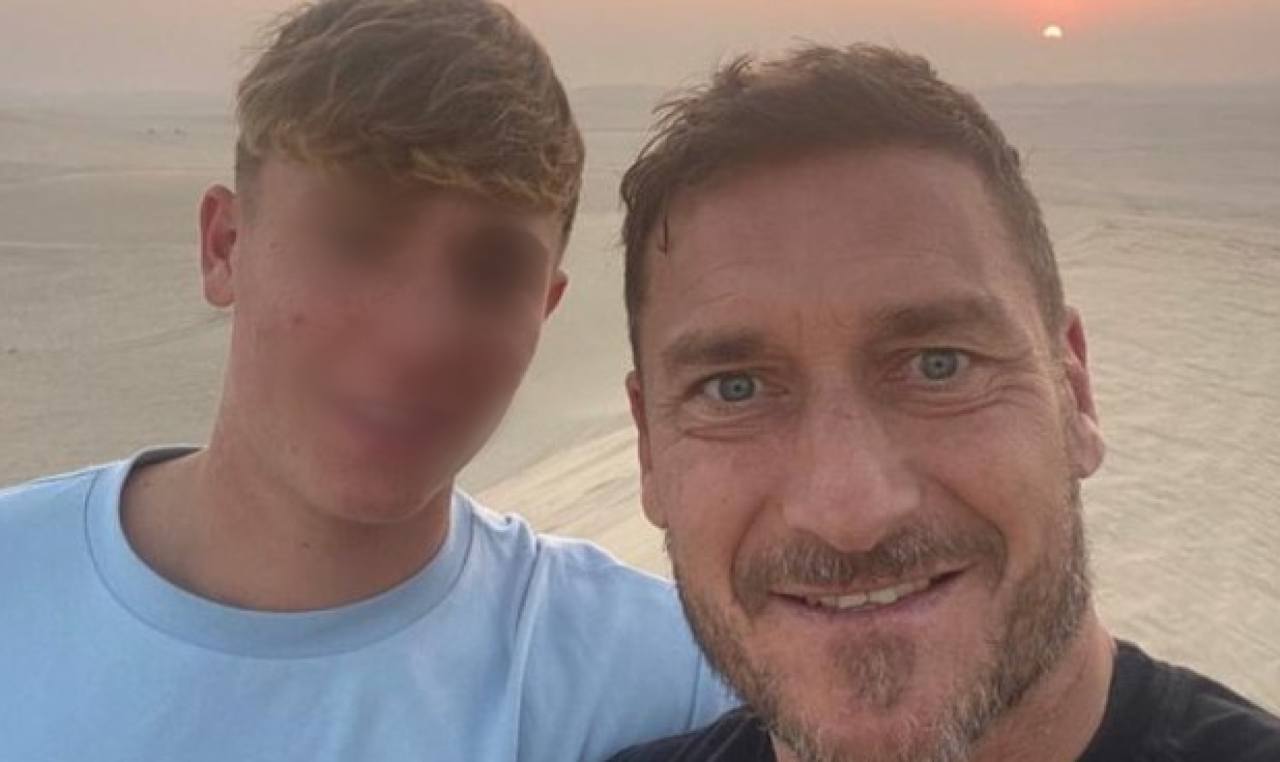 Cristian Totti incanta l'etere con il suo outfit