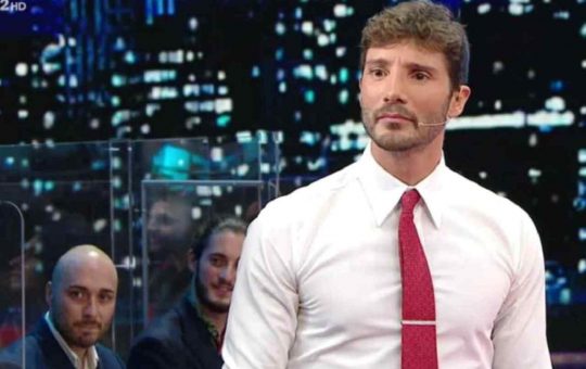 Critiche per Stefano De Martino - Youbee.it