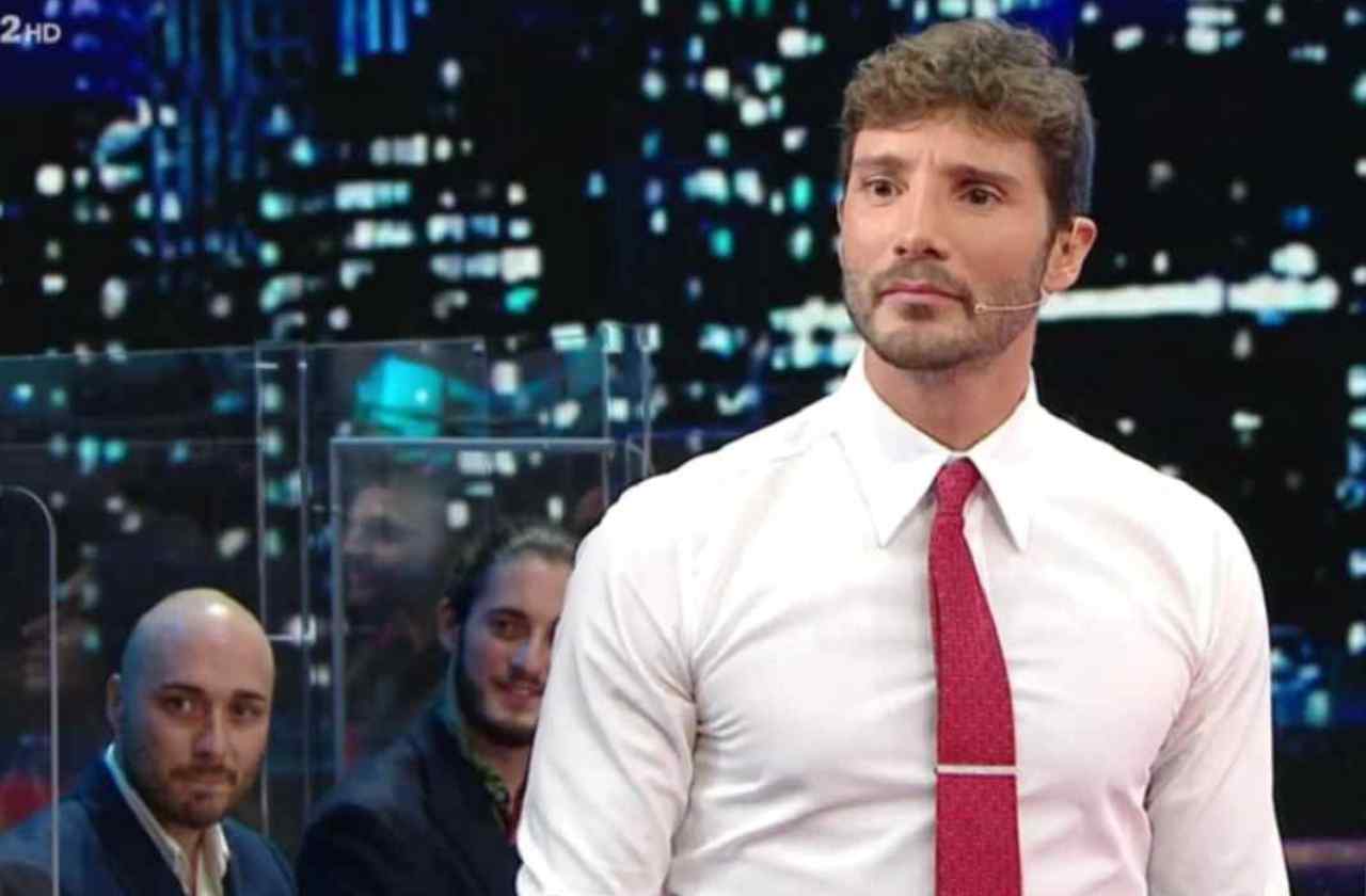 Critiche per Stefano De Martino - Youbee.it 