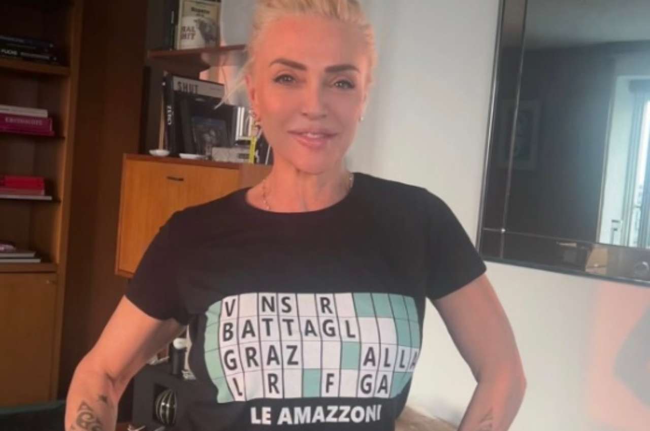 Paola Barale e la sua criptica maglietta 