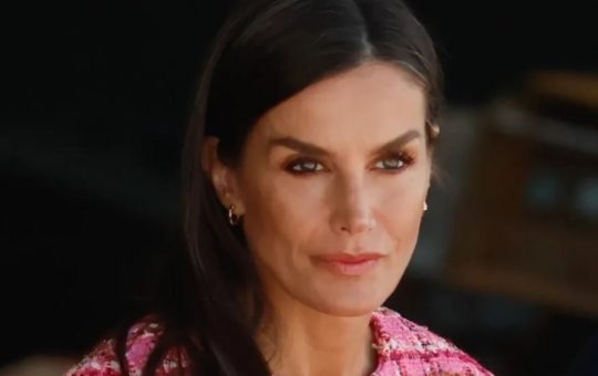Letizia Ortiz, la regina di Spagna, ecco come si è vestita per la cresima della figlia