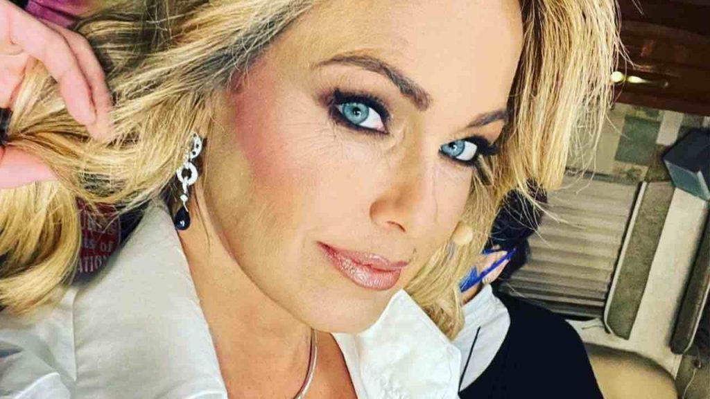 Sonia Bruganelli pizzicata con lui dietro le quinte: a pochi passi c