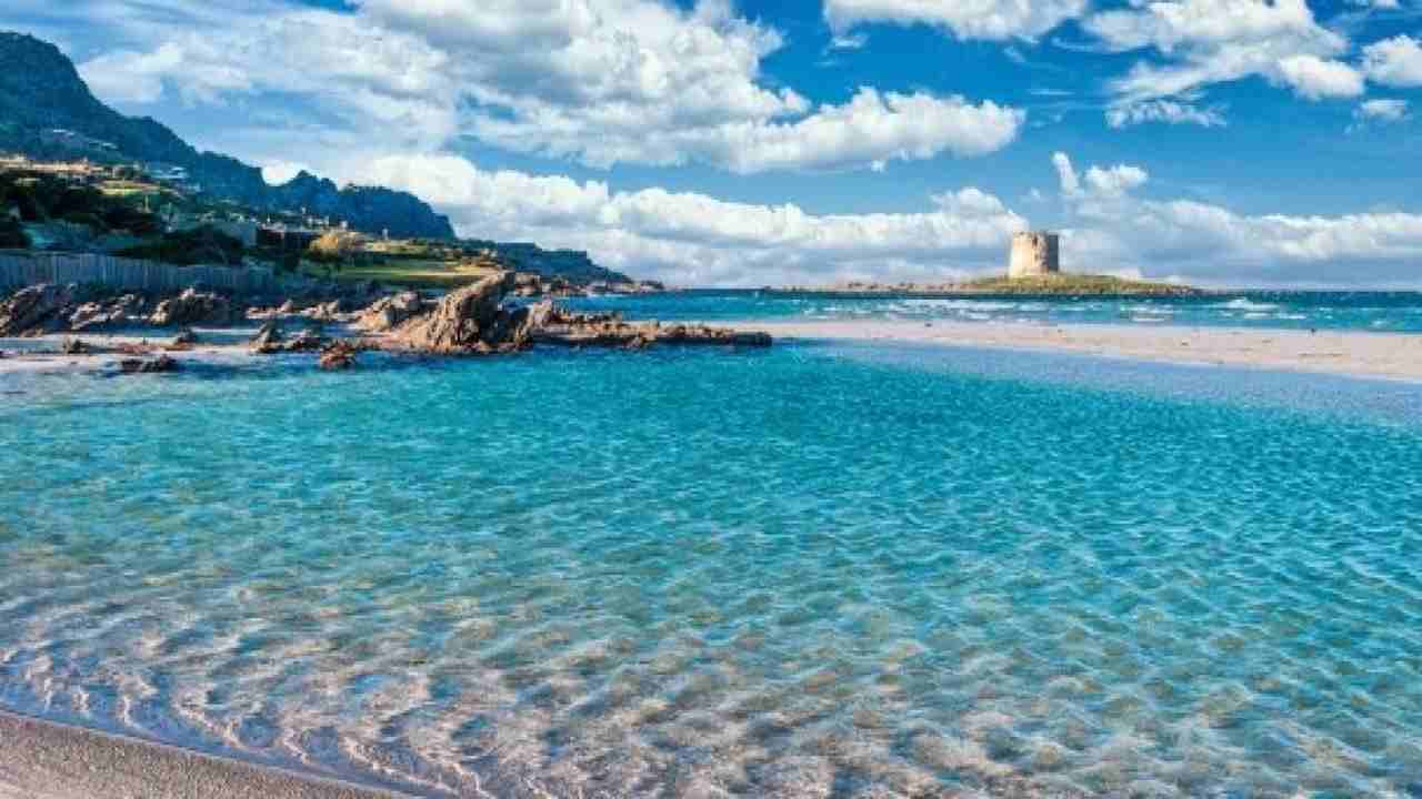 Oggetto non identificato su una spiaggia