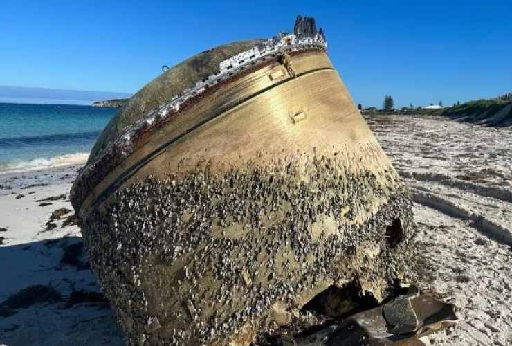 Oggetto non identificato su una spiaggia