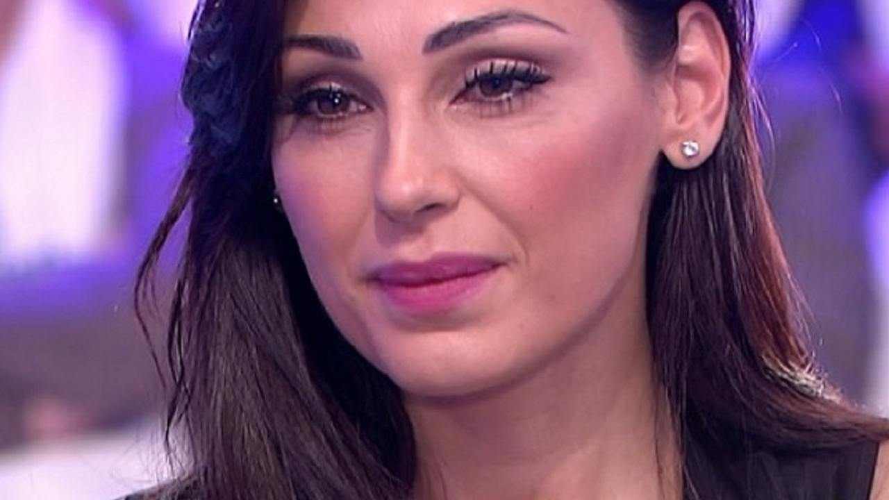 Anna Tatangelo in lacrime - Youbee.it