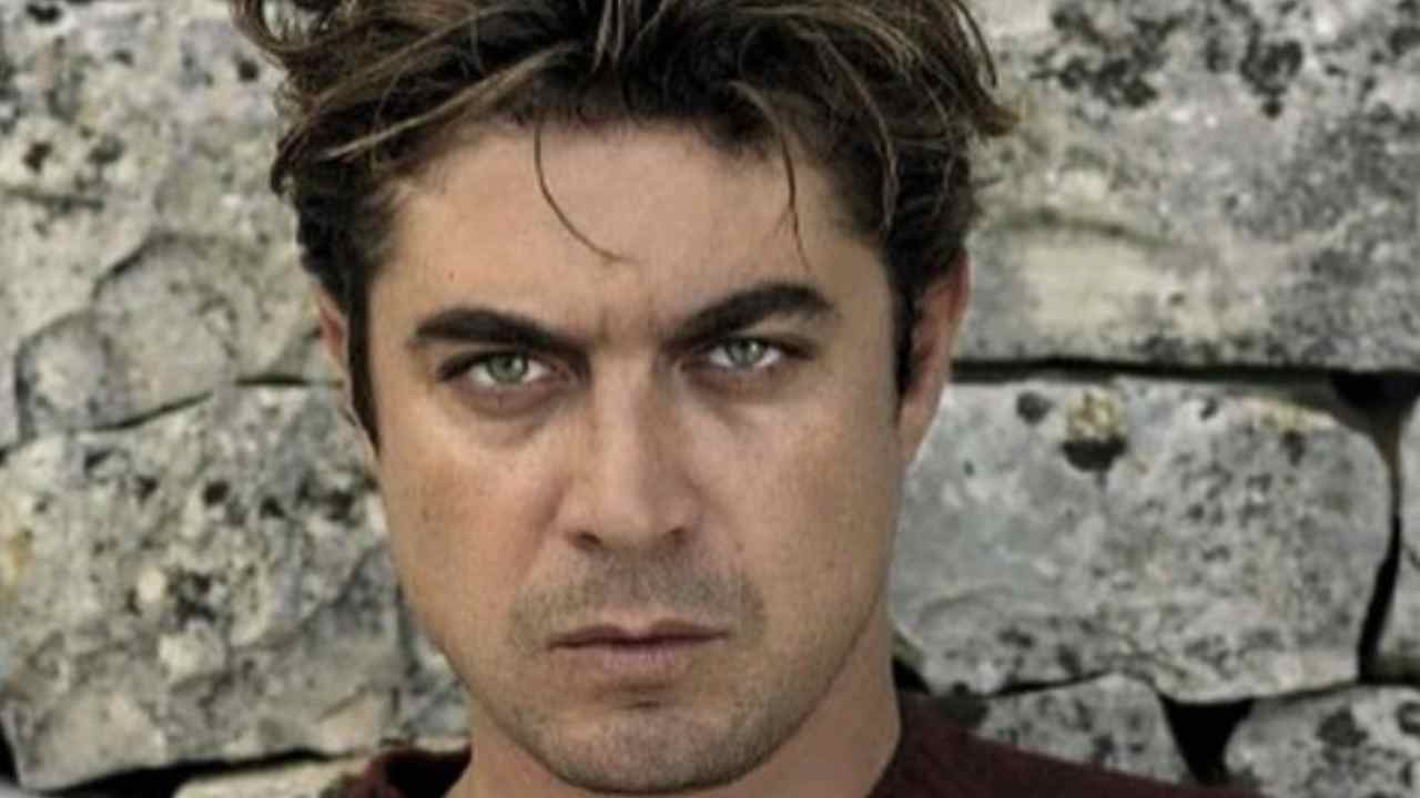 Riccardo Scamarcio attaccato