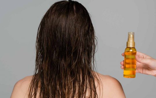 Fa bene applicare l'olio per i capelli?