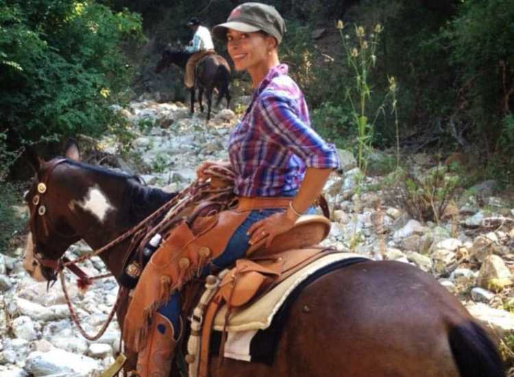 Natalia Estrada nel suo ranch con i cavalli