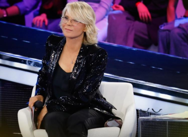 Il look scintillante di Maria De Filippi