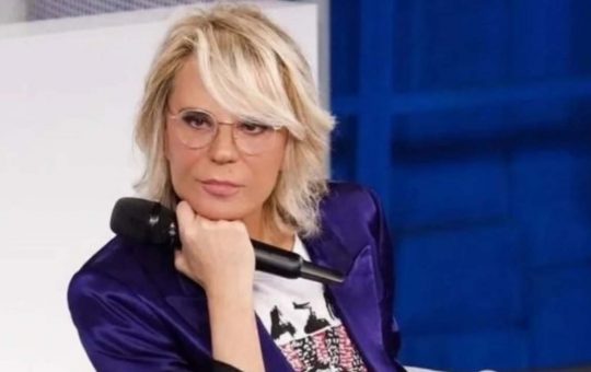 Maria De Filippi e il suo look scintillante